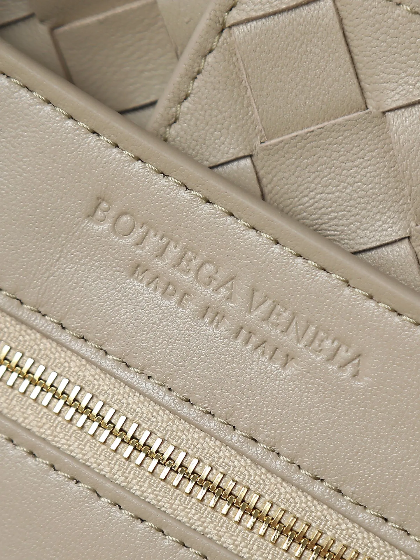 1550. Andiamo is shipping‼ ️Really popular🔥The new Andiamo woven handbag launched by Bottega Veneta this season is really popular all over the world! ! Celebrities at home and abroad have worn it, and Oscar-winning actress Michelle Yeoh has taken it out on the street. Song Jia, Trai Yala, Yu Feihong, Sanji Ayaka, Rosie Hunting-Whiteley, Yoshioka Riho, etc. have all worn this bag. It is classic and versatile and shows off your temperament, and the bag capacity is also large, which is very convenient for daily commuting! ! A variety of carrying methods, the shoulder straps can be adjusted by yourself, the original lambskin feels soft and delicate, and the unisex style breaks gender boundaries and brings a more practical and longer-lasting use experience. Andiamo, which has both elegant and casual styles, perfectly interprets the true appearance of "fashionable old money style". Style number: 766016 Size: 32*24*12